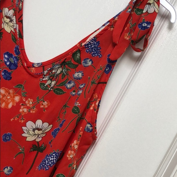 GIRLY & FLIRTY RED FLORAL TOP - Picture 4 of 5